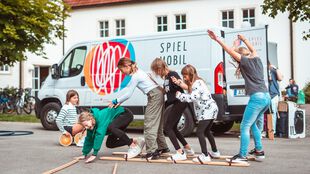 Spielmobil mit Kindern und Spielzeug
