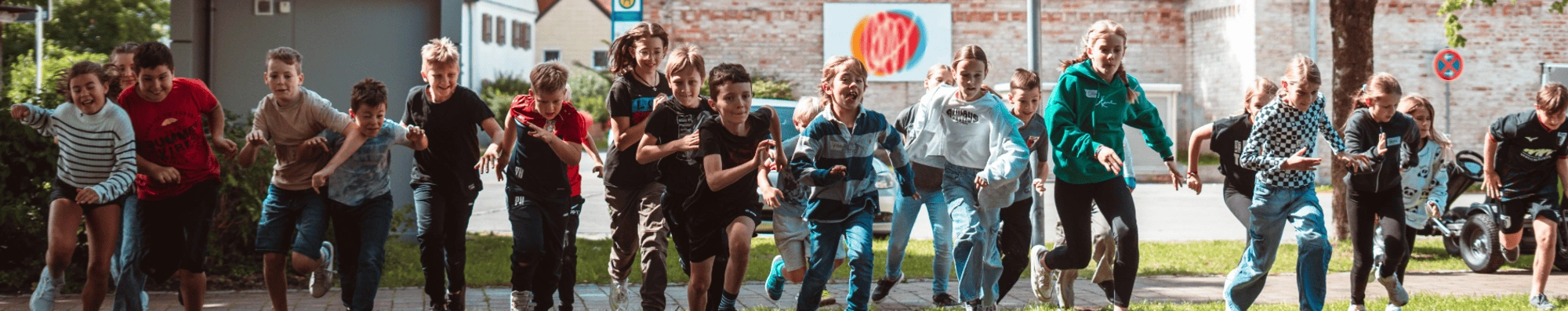Fröhliche Kinder rennen auf den Betrachter zu